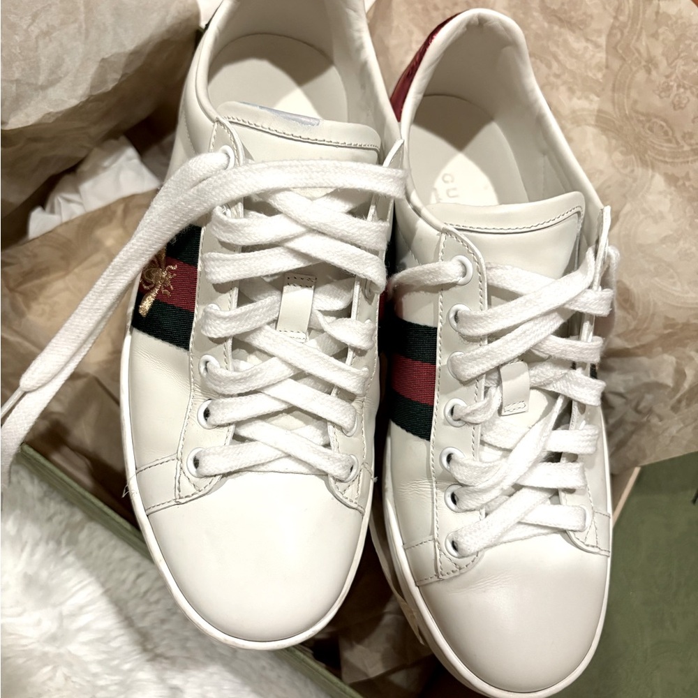 Guccy sneakers white color.